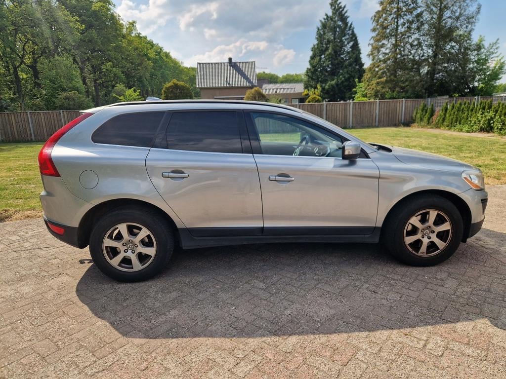 Volvo XC60 2.4 D FWD Geartronic 2010 Grijs, 1800 kg, Bedrijf, 175 pk, 750 kg