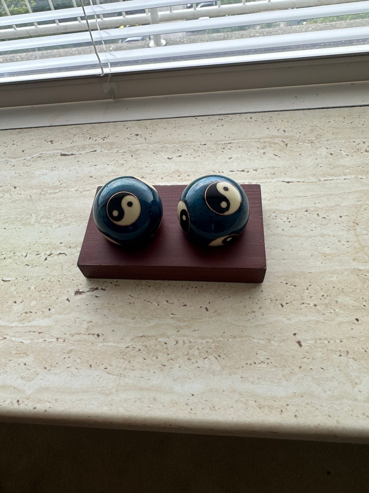 Yin Yang Stressballen met Houten Houder, Ophalen