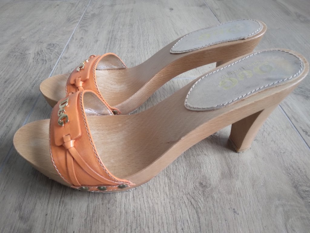Dolce & Gabbana klepper halfhoog oranje leer en hout mt 39, Dolce & Gabbana, Oranje, Zo goed als nieuw, Sandalen of Muiltjes
