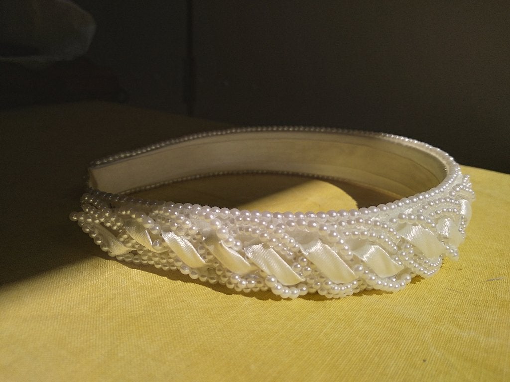 Haarband/diadeem van satijn met pareltjes, ivoorkleurig, Sieraden, Tassen en Uiterlijk, Overige Accessoires, Ophalen of Verzenden