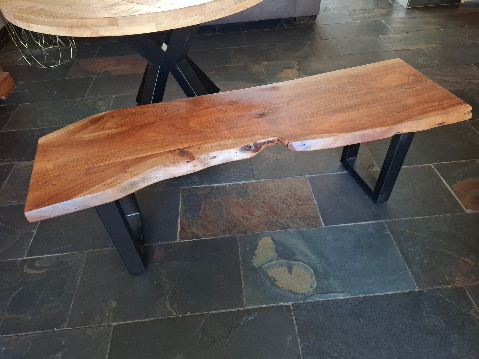 Zeer mooi stevig houten bankje met zwart stalen onderstel, Ophalen, 125 cm of meer, 125 cm of meer, Zo goed als nieuw