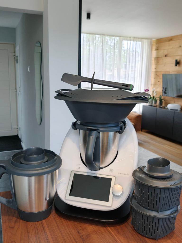 Thermomix TM6 met tweede mengbeker en houten onderzetter, Witgoed en Apparatuur, Keukenmixers, Ophalen, 3 snelheden of meer, Zo goed als nieuw