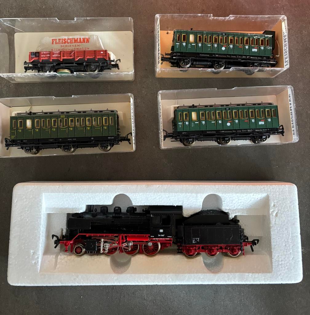 Fleischmann locomotieven en wagens op schaal, Analoog, Ophalen of Verzenden, Zo goed als nieuw, Fleischmann