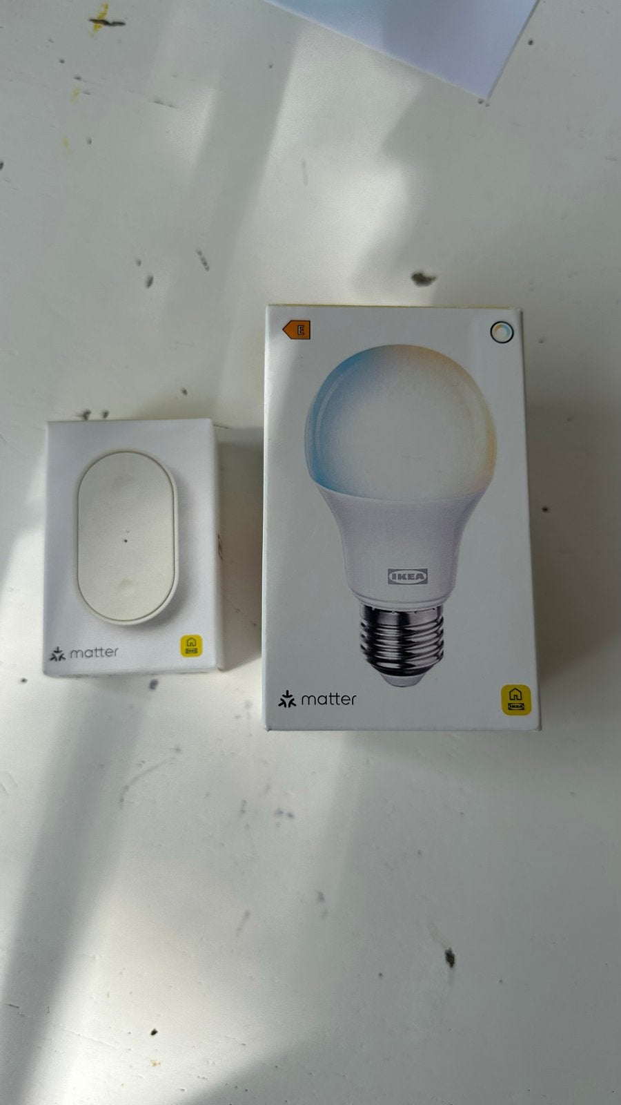 IKEA KAJPLATS LED-lamp E27 met Matter en afstandsbediening, Huis en Inrichting, Lampen | Losse lampen, 30 tot 60 watt, Led-lamp