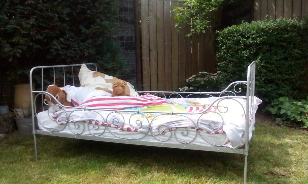Brocante, ijzeren kinderbed, waar ze niet uitvallen., Ophalen of Verzenden, 180 cm of meer, 85 tot 100 cm, Lattenbodem