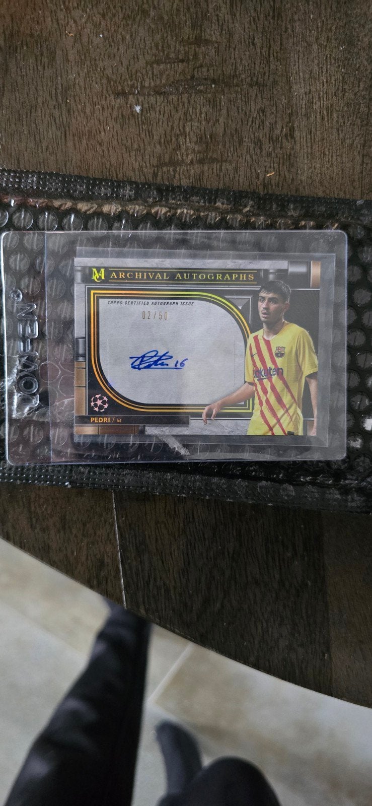 Pedri Autograaf Kaart 2021-22 Topps Museum Collection Gold, Ophalen of Verzenden, Nieuw, Buitenlandse clubs, Spelerskaart