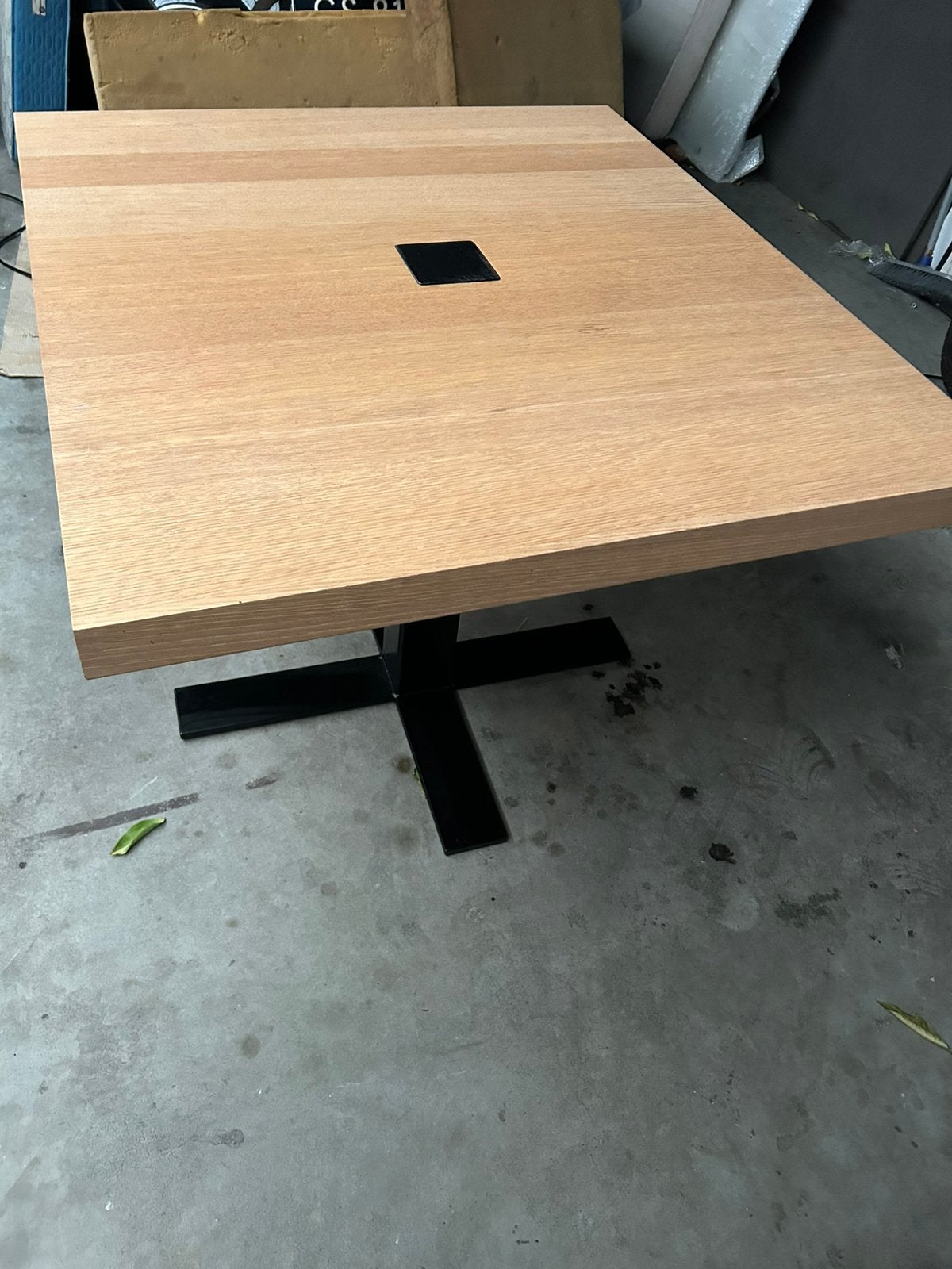 Massief Eiken. Tafel. Op metalen. Voet. 95:95/75, Ophalen