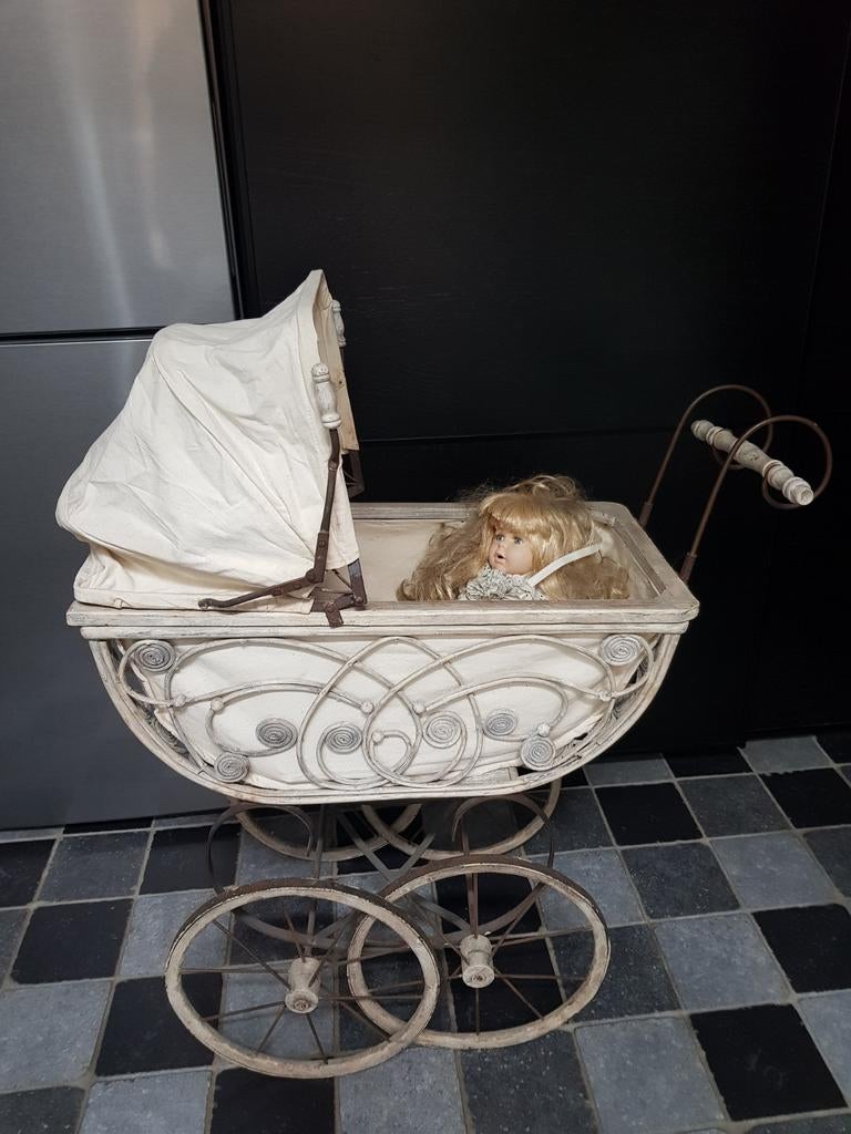 Antieke Poppenwagen met 2 Oude Poppen - Uniek Licht Design, Ophalen