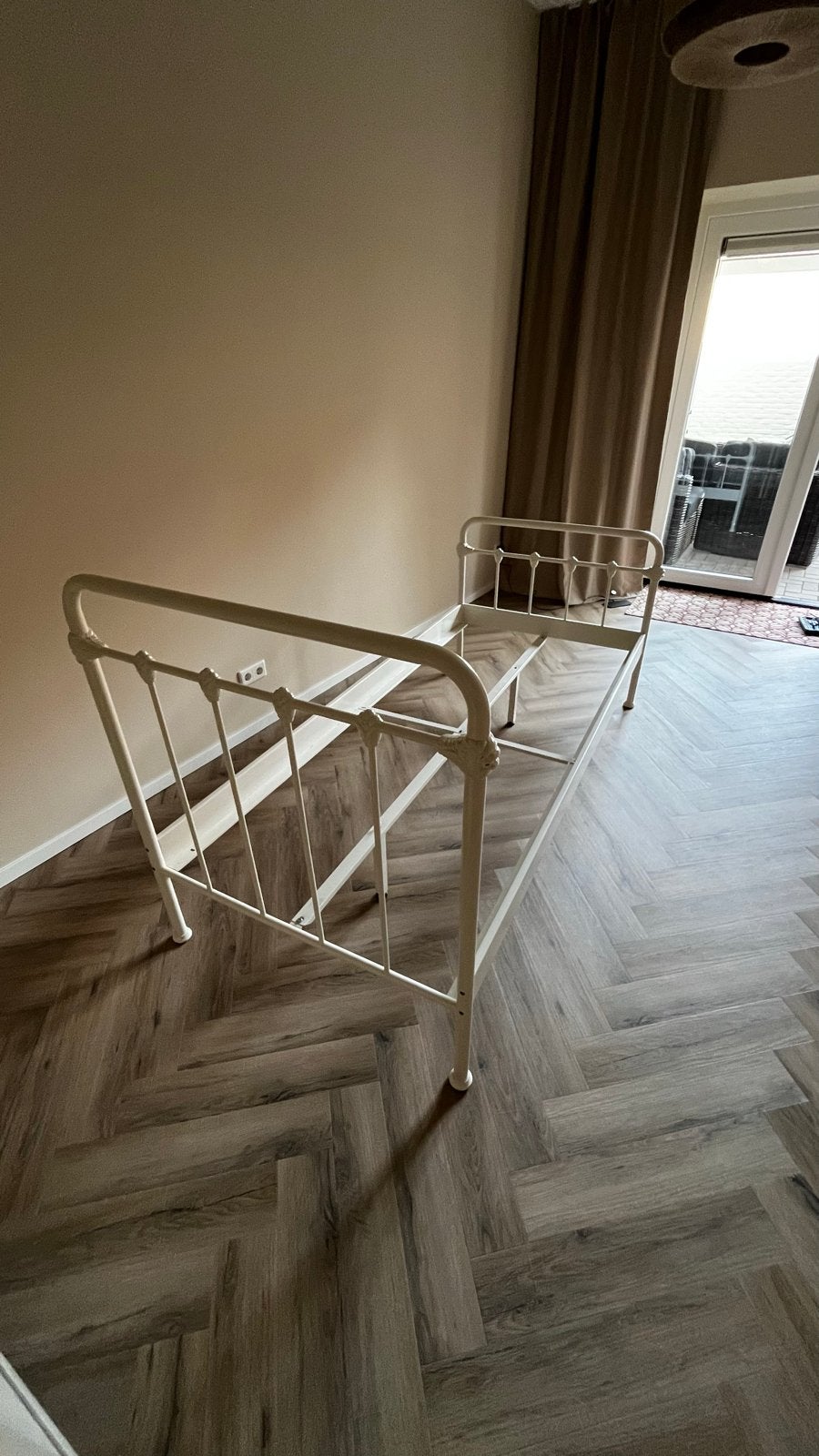 Eenpersoonsbed 200x90 cm - Wit metalen frame, Ophalen, Gebruikt, 90 cm, Eenpersoons