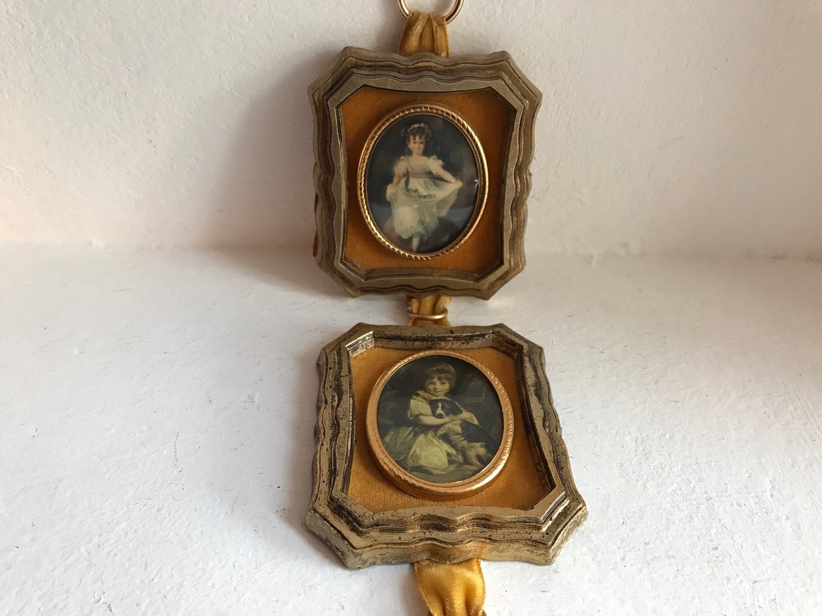 Drieluik wandhanger meisjes miniatuurportretten Italiaans, Ophalen of Verzenden