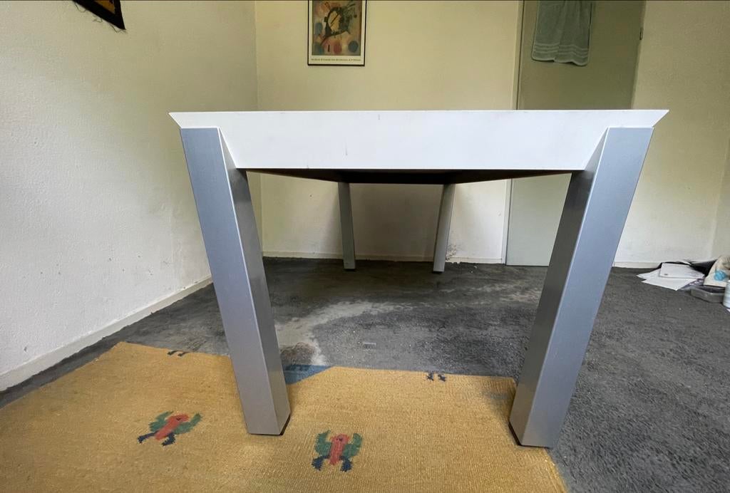 Moderne designtafel Strandnl - Wit blad, schuine poten, Ophalen, Zo goed als nieuw