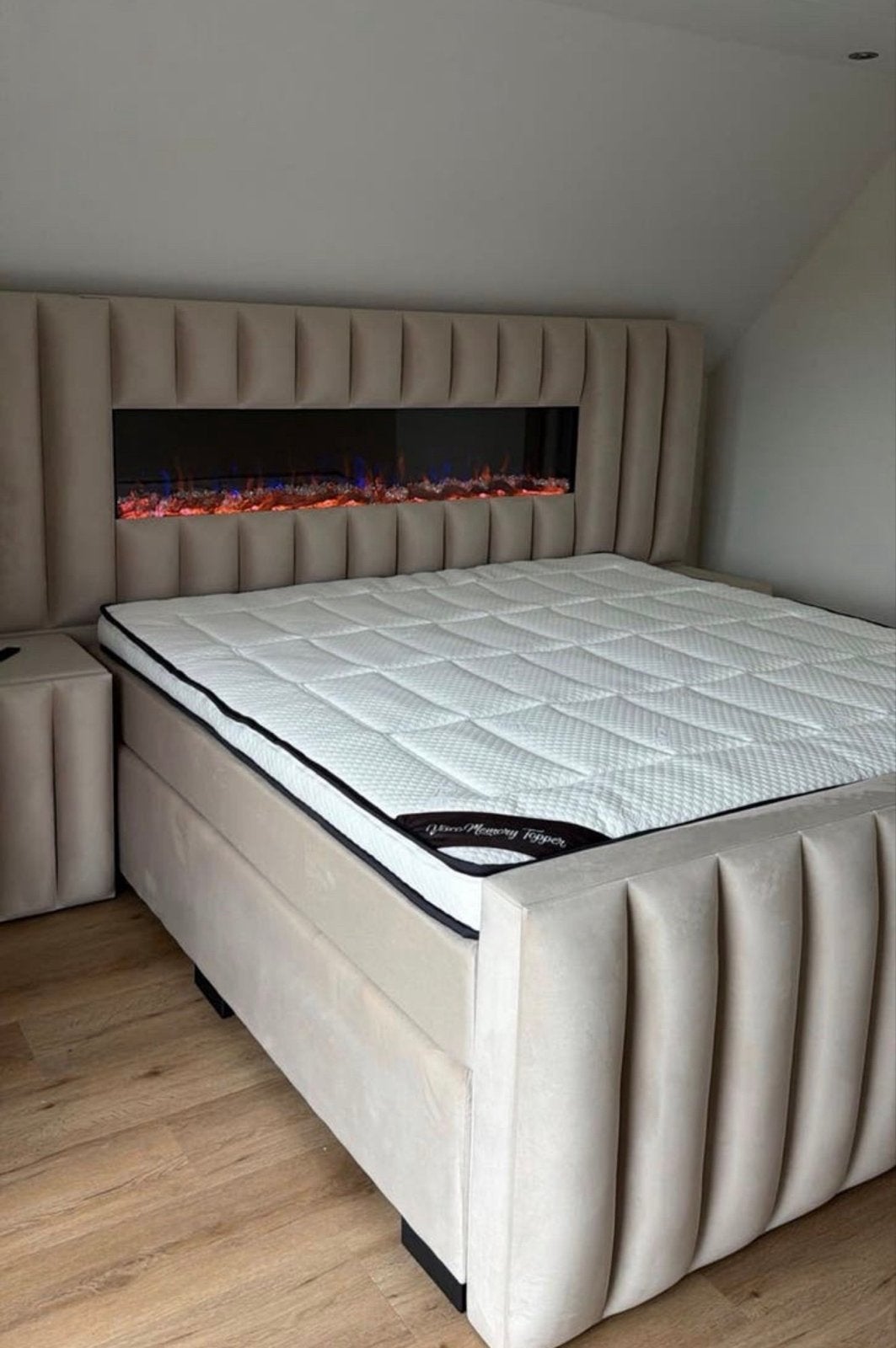 Luxe Boxspring met geïntegreerde haard 200x210 cm, Ophalen, Beige, Tweepersoons, Zo goed als nieuw