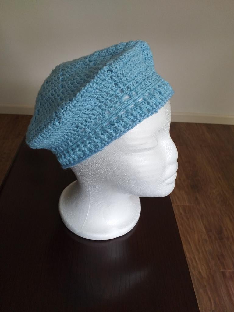 Zelf gehaakte lichtblauwe baret van katoengaren, 55 cm (S, 6⅞ inch) of minder, Nieuw, Ophalen of Verzenden, Pet
