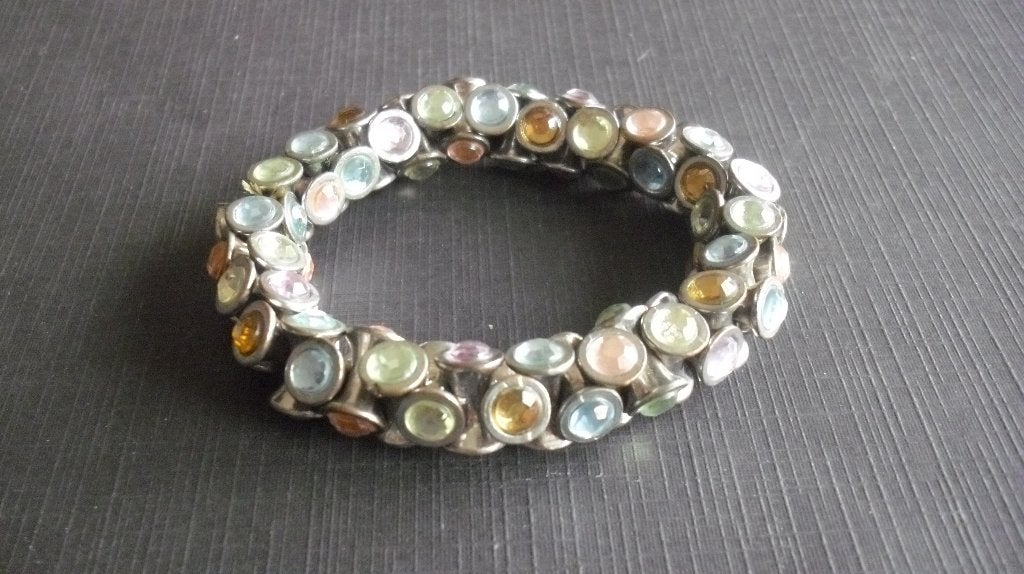 Armband met gekleurde -Tonnetjes, Ophalen of Verzenden, Gebruikt, Elastiek