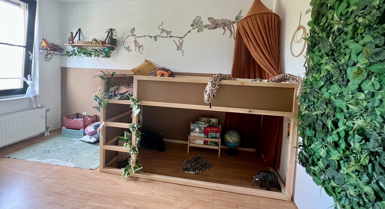 Keerbaar houten Kura bed met bruine elementen, Ophalen, Gebruikt, Halfhoogslaper