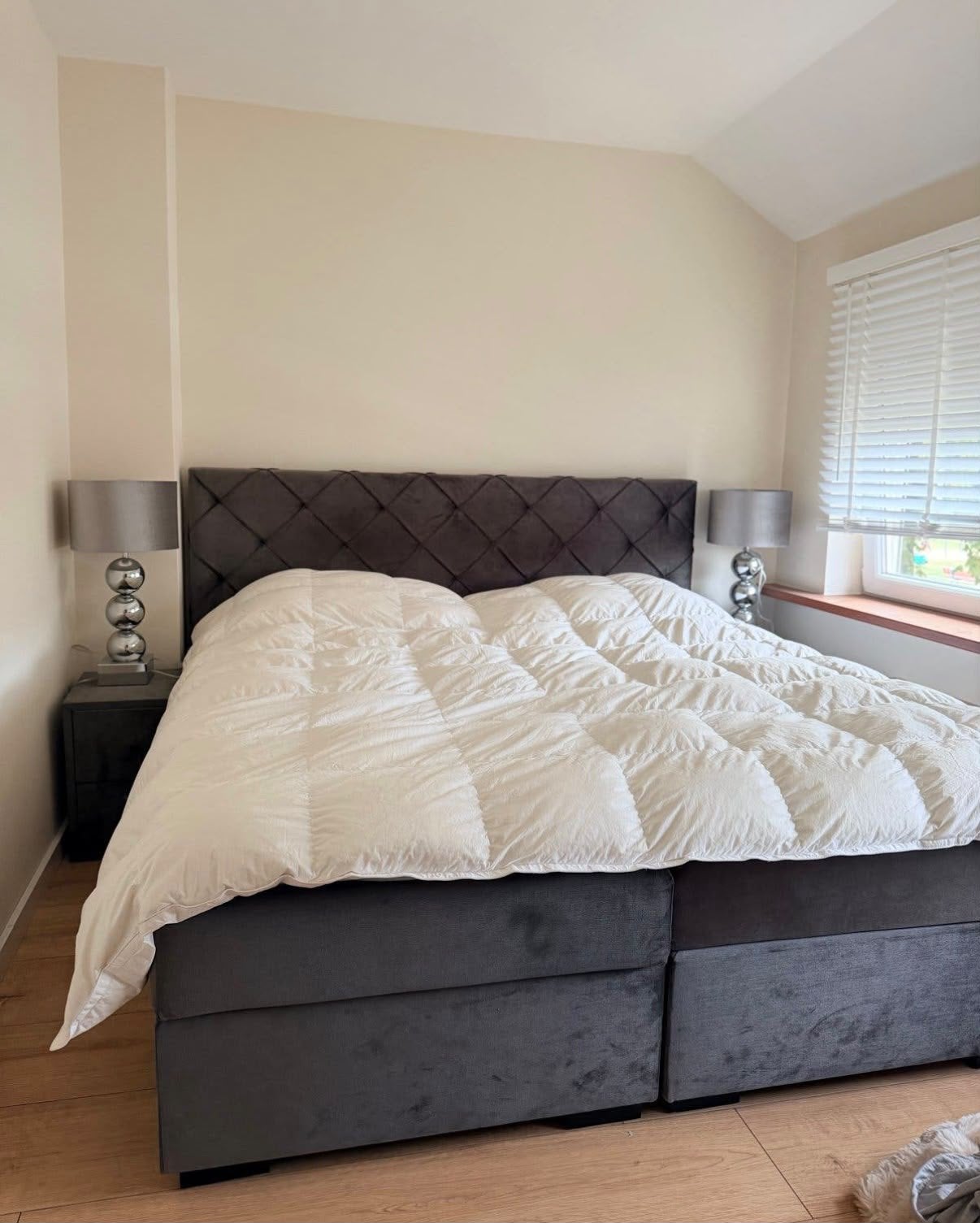 Tweepersoons boxspring met gestoffeerd hoofdbord, Ophalen, Romantisch, Tweepersoons, Zo goed als nieuw