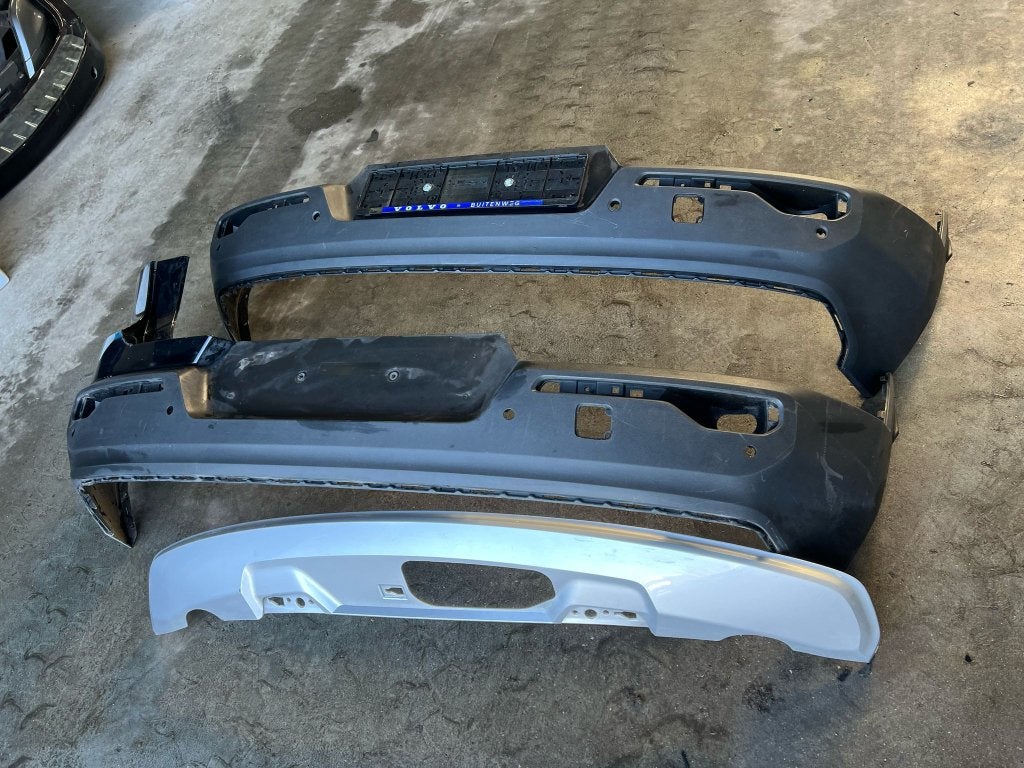 achterbumper xc40 pdc 31449333 hoek links 31449336 diffuser, Auto-onderdelen, Gebruikt, Volvo, Bumper, Info@volvo.com