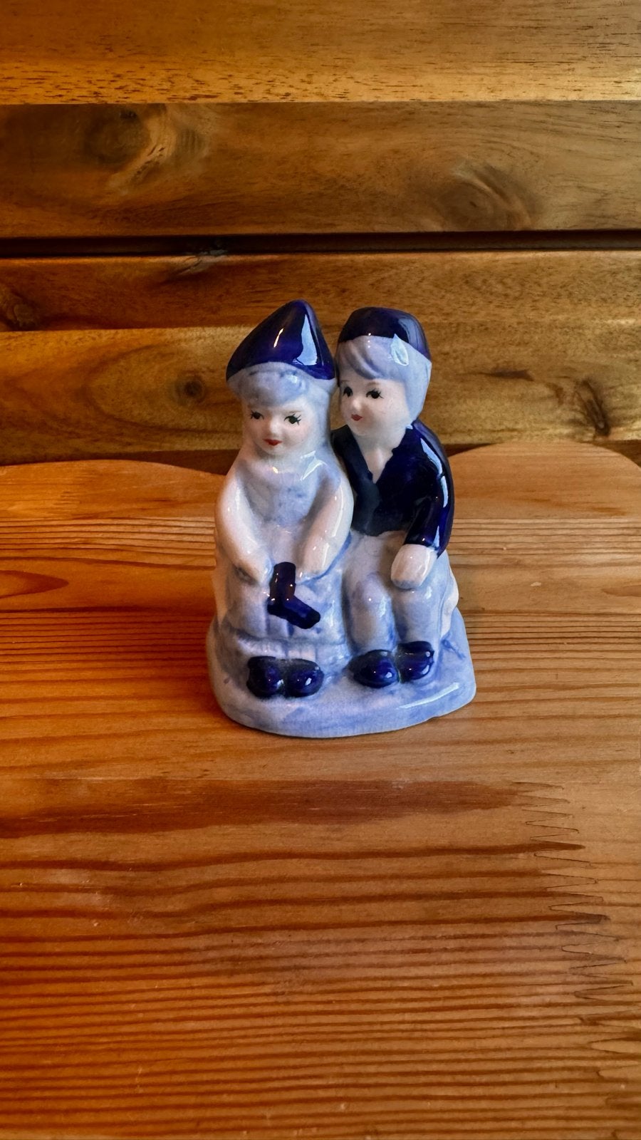 Delfts Blauw beeldje: Hollands stel op bankje, Ophalen of Verzenden