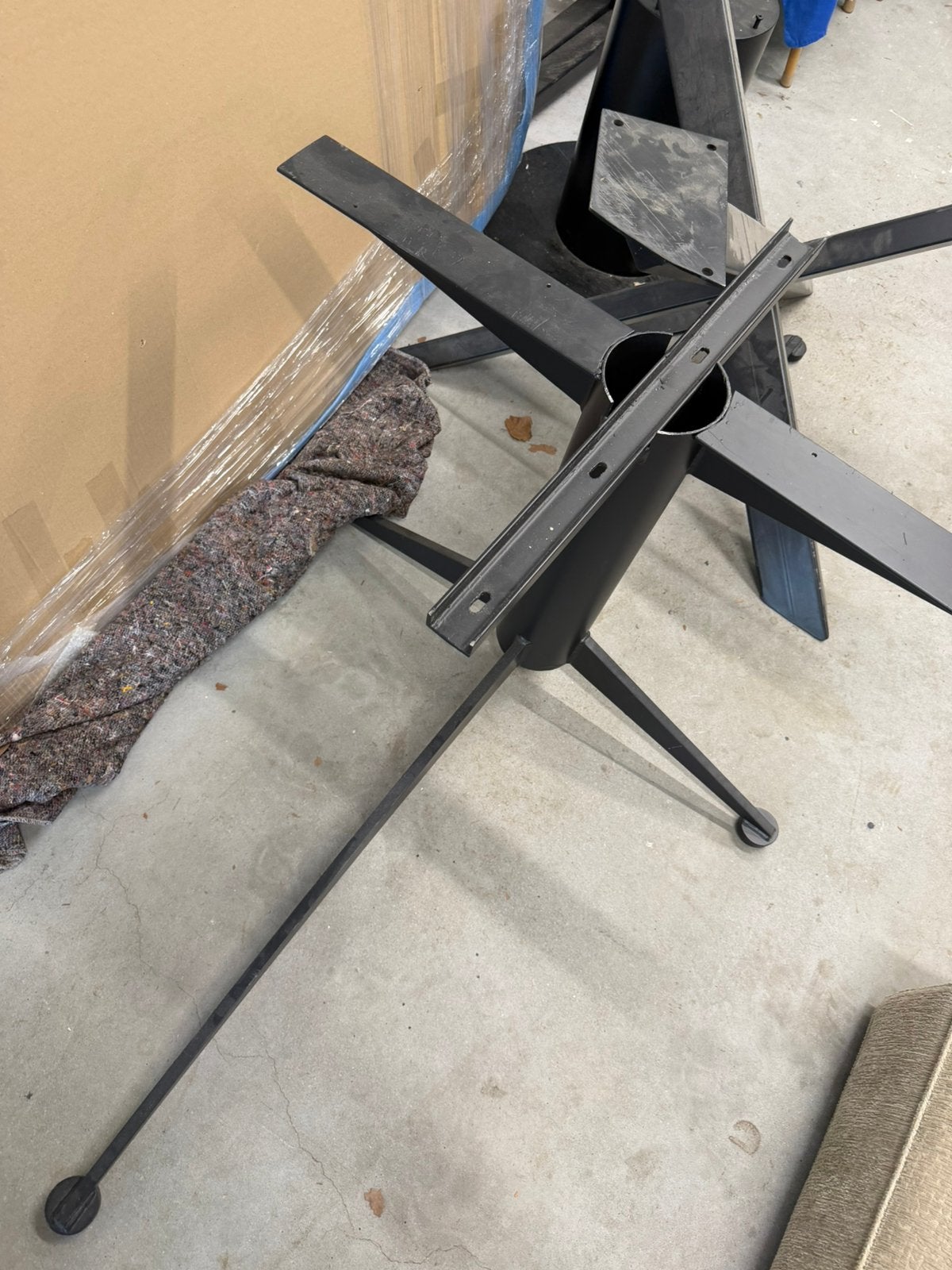 DeensovaalLow Dining Tafel met Visgraat Eiken en Stalen Voet, Huis en Inrichting, Ophalen, Eikenhout, 50 tot 100 cm, Tafelblad