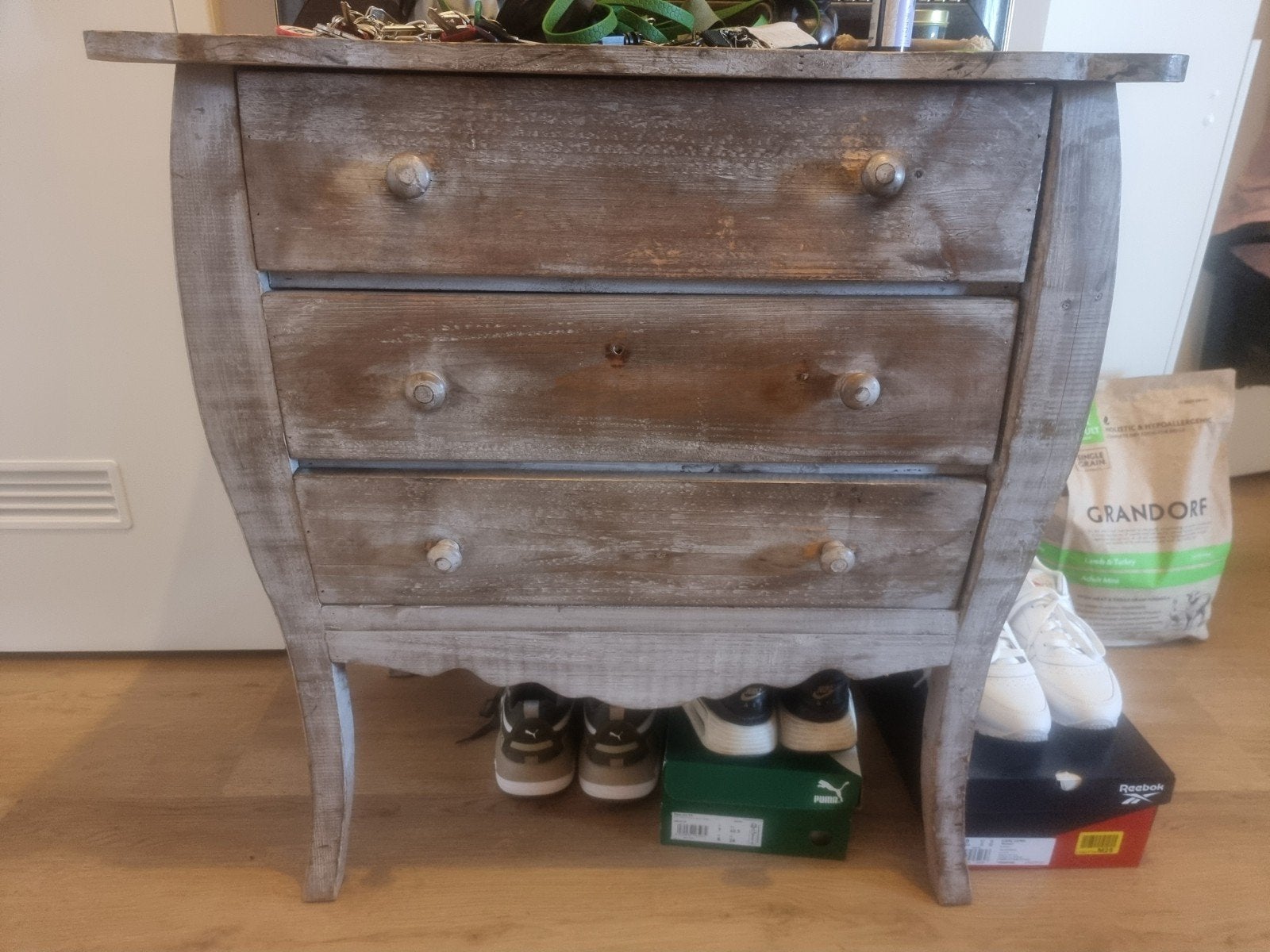 Prachtig greywash buikkastje met 3 lades, Ophalen, 50 tot 100 cm, Zo goed als nieuw, 3 of 4 laden