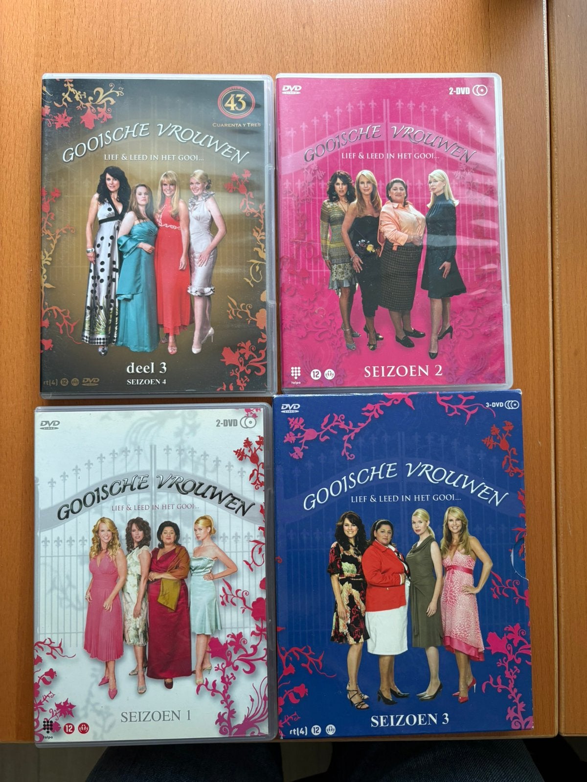 Dvds van seizoen 1 tm 4 van gooische vrouwen, Vanaf 12 jaar, Ophalen of Verzenden, Zo goed als nieuw, Komedie