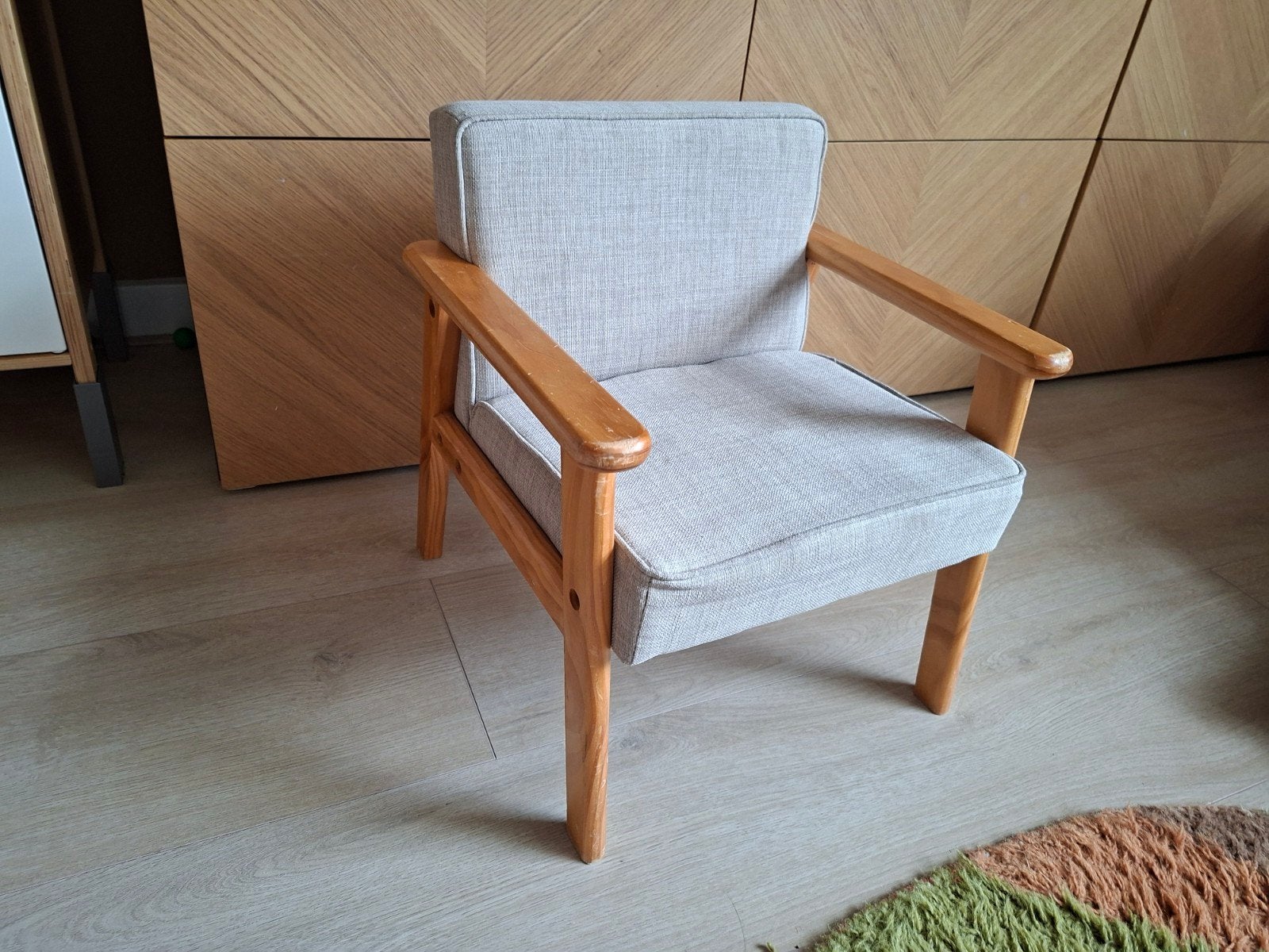 Kinderstoeltje hout en grijs Midcentury stijl, Ophalen of Verzenden, Gebruikt, Stoel(en)