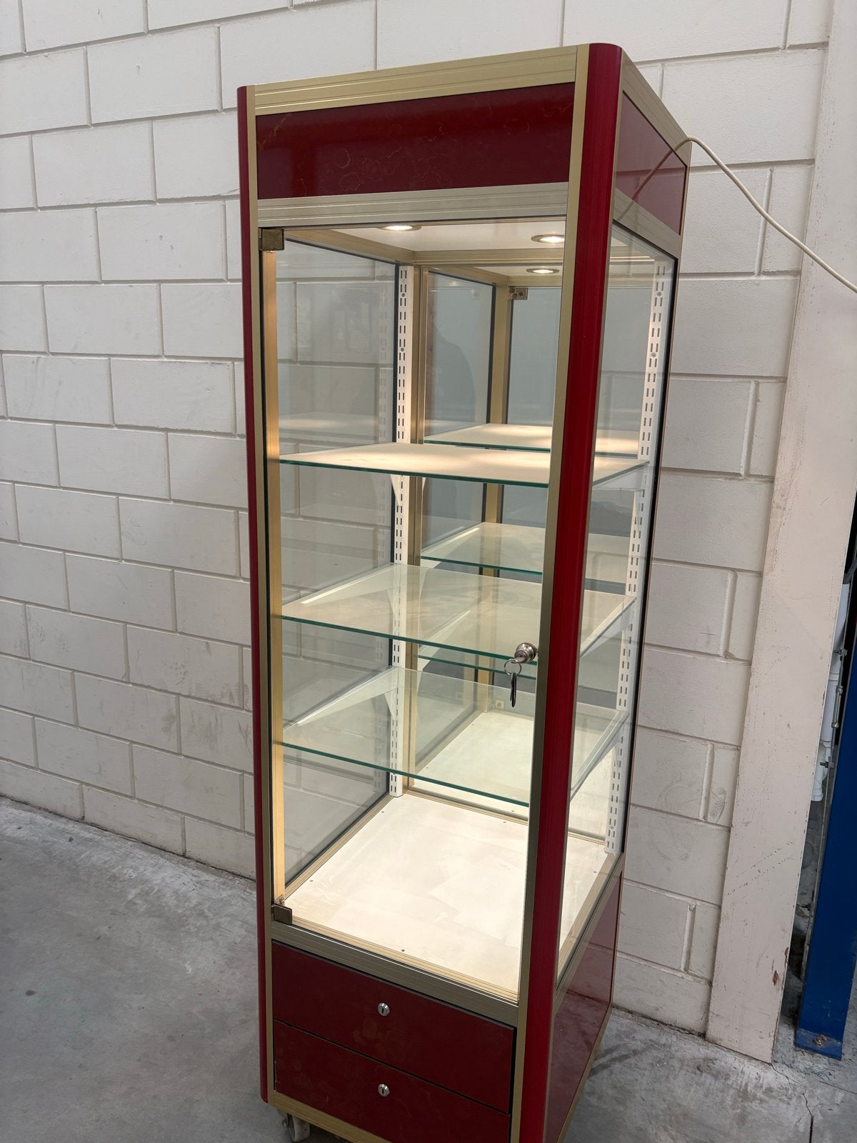 Mooie vitrinekast met verlichting en sleutels, Ophalen, Gebruikt, Met lade(s), 50 tot 100 cm
