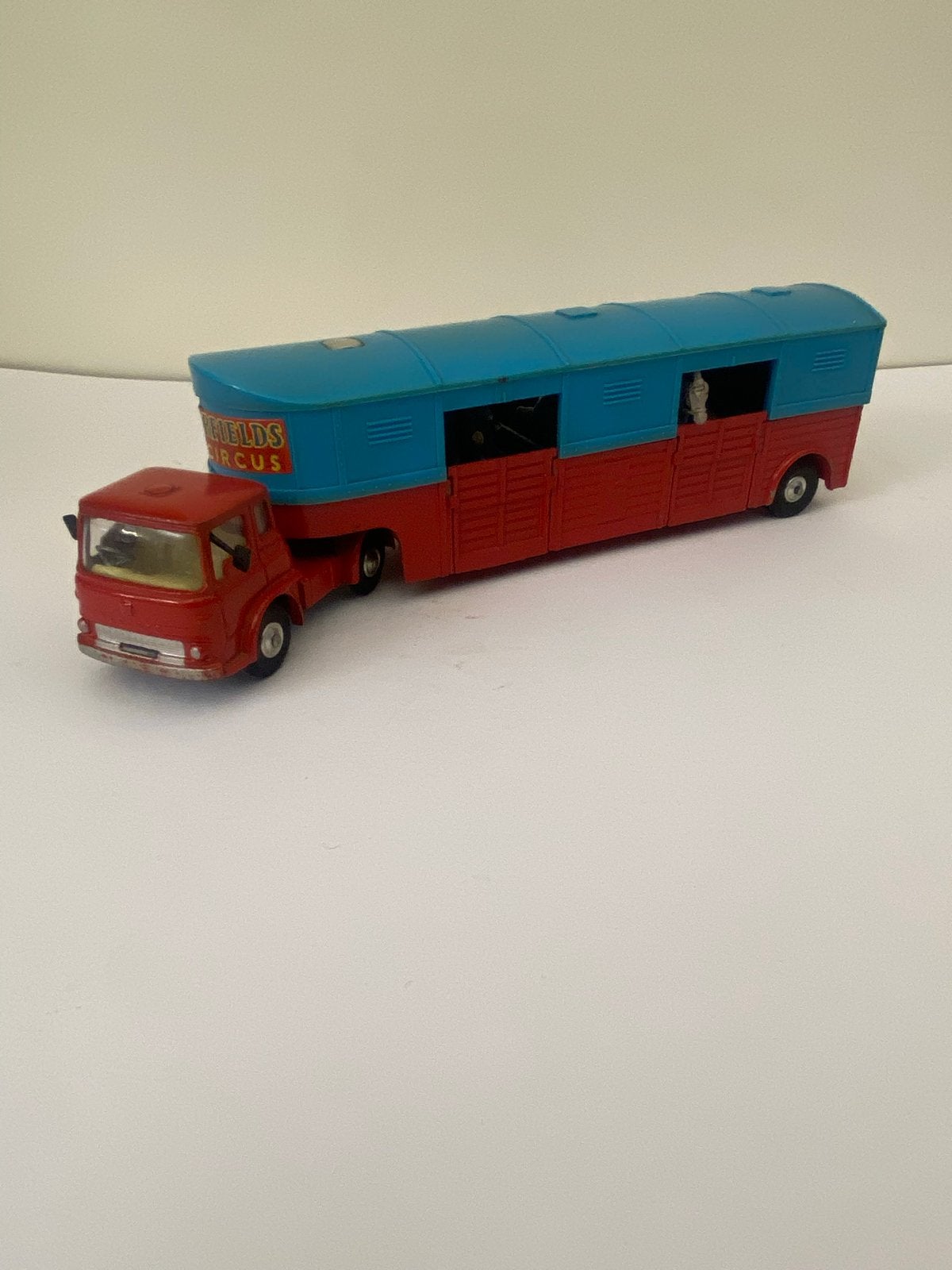 Diverse Corgi Toys en Dinky Toys voertuigen in super staat, Ophalen of Verzenden