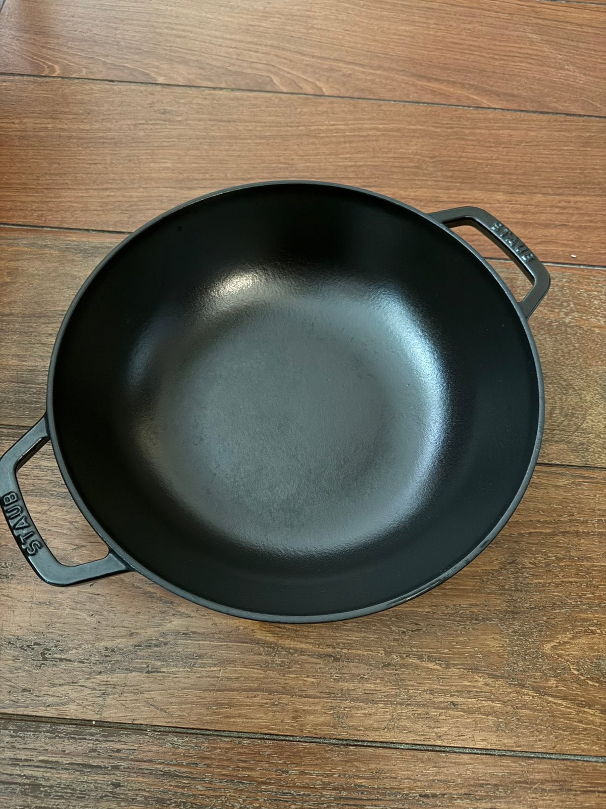 Staub Wok 30cm gietijzer, Huis en Inrichting, Keuken | Potten en Pannen, Ophalen, Gietijzer, Met deksel, Zo goed als nieuw