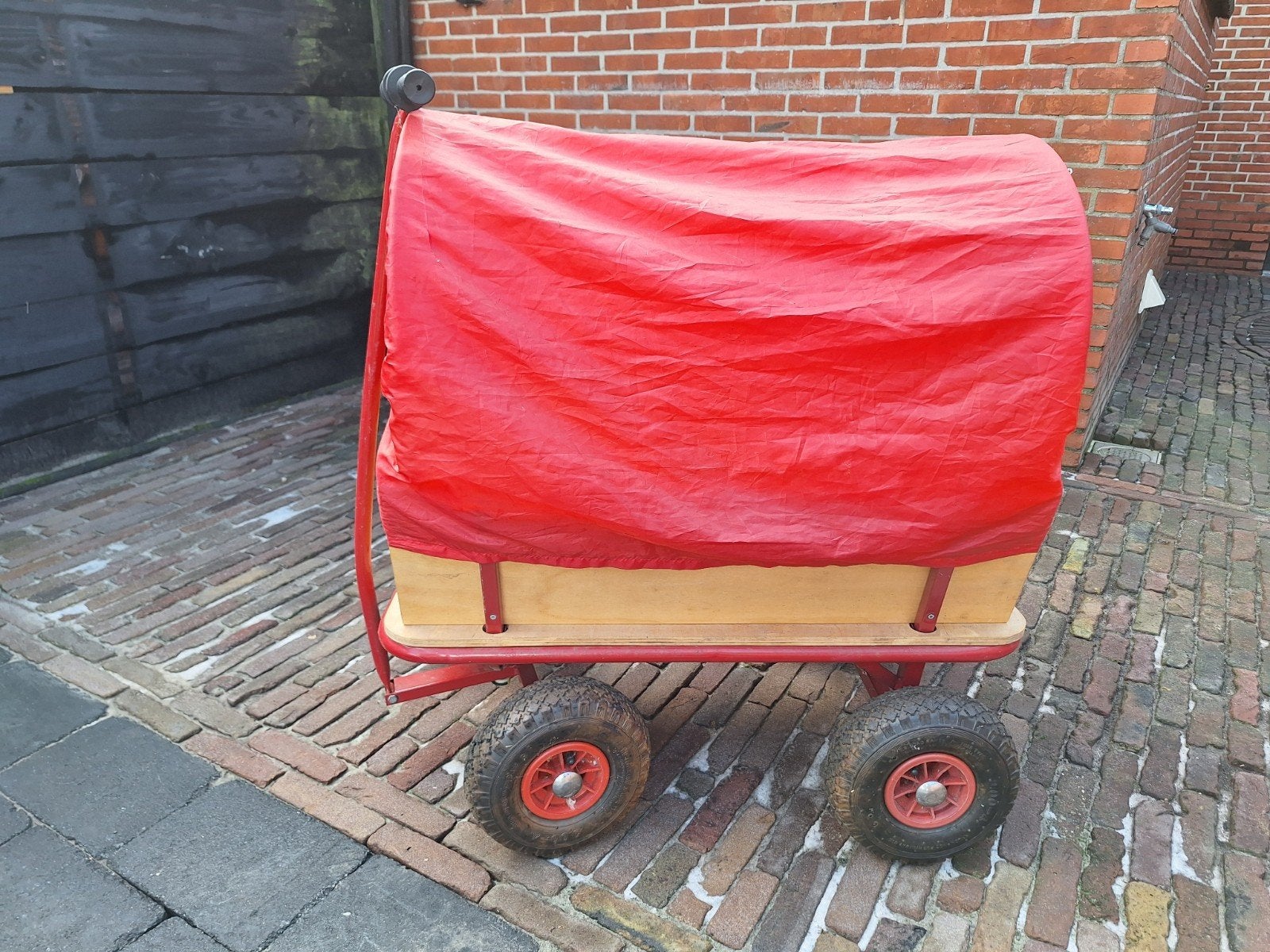 Stevige houten bolderkar met rode kap, Ophalen, Gebruikt