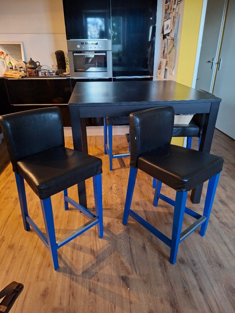 Foto 4 van Zwarte eettafel 110x110x95 met 4 zwartblauwe barkrukken