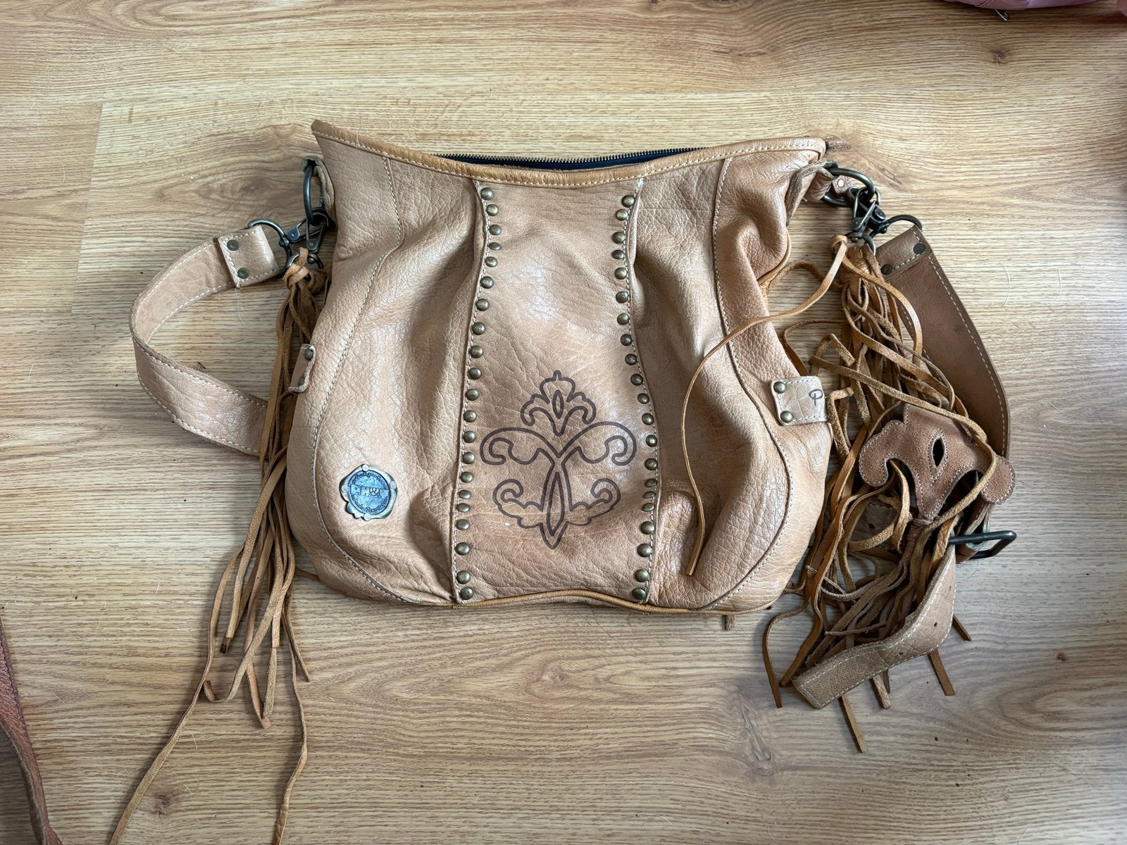 P,H &T Leren schoudertas met franjes en studs pefecte staat, Ophalen of Verzenden, Gebruikt, Bruin, Schoudertasje