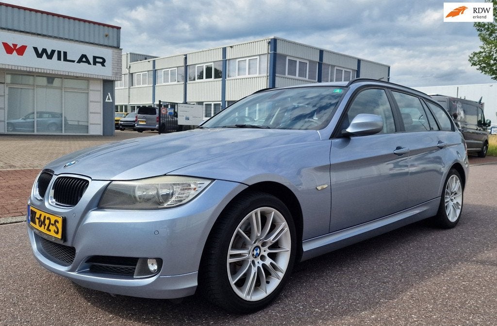 BMW 3-serie Touring 318d Corporate High Executive PSENSOR NA, Auto's, BMW, 4 cilinders, Blauw, 1465 kg, Grijs