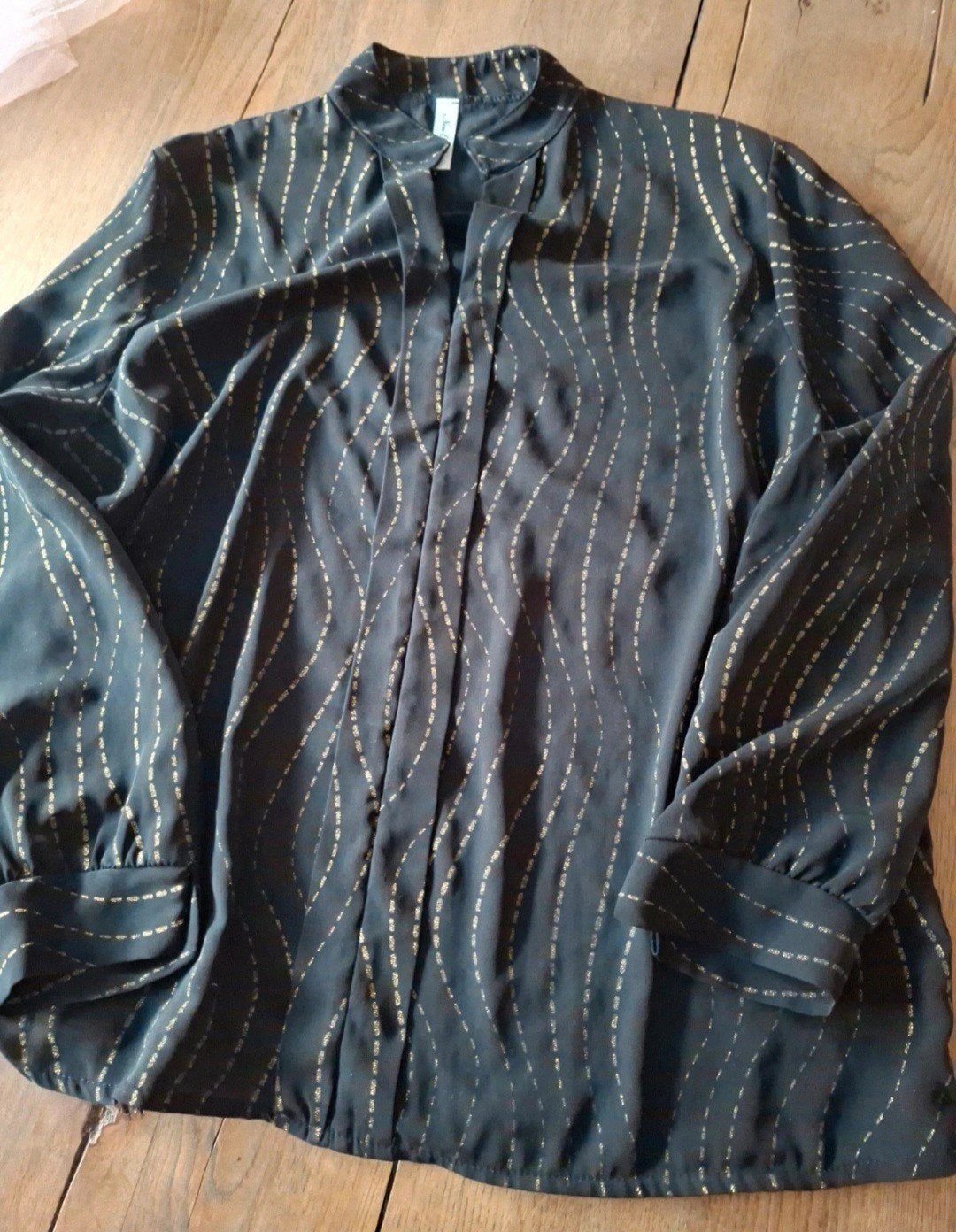 Elegante zwarte blouse met gouden strepen, Zwart, Maat 42/44 (L), Ophalen of Verzenden, Zo goed als nieuw