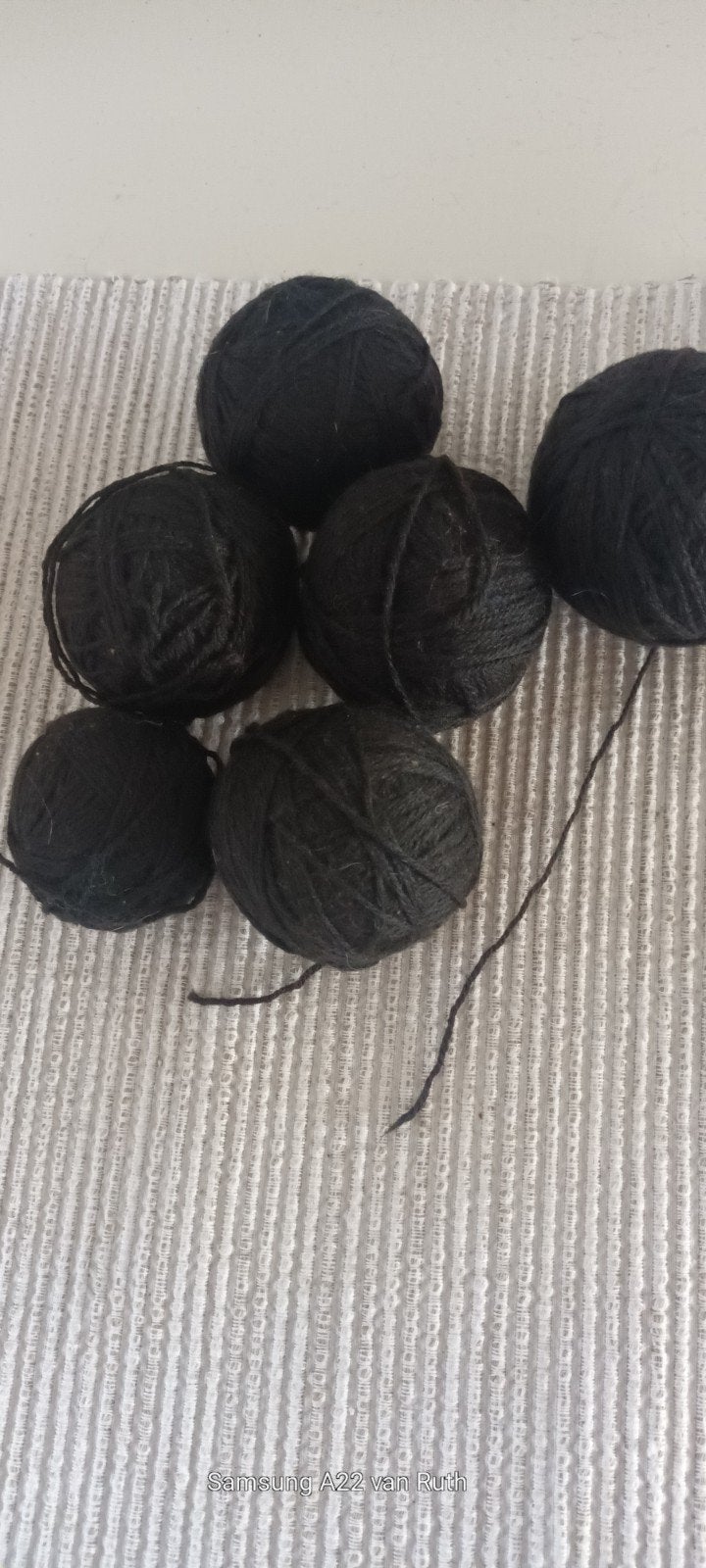 250 gram zwarte brei- of haakbollen zuiver wol, Hobby en Vrije tijd, Ophalen of Verzenden, Gebruikt, Breien of Haken, Wol of Garen