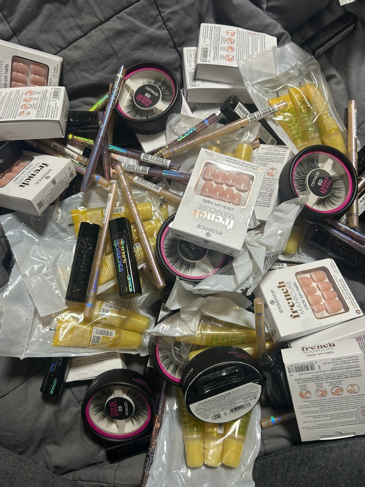235 stuks nieuwe make-up – Catrice & Essence – €230, Ophalen, Nieuw, Make-up, Overige kleuren