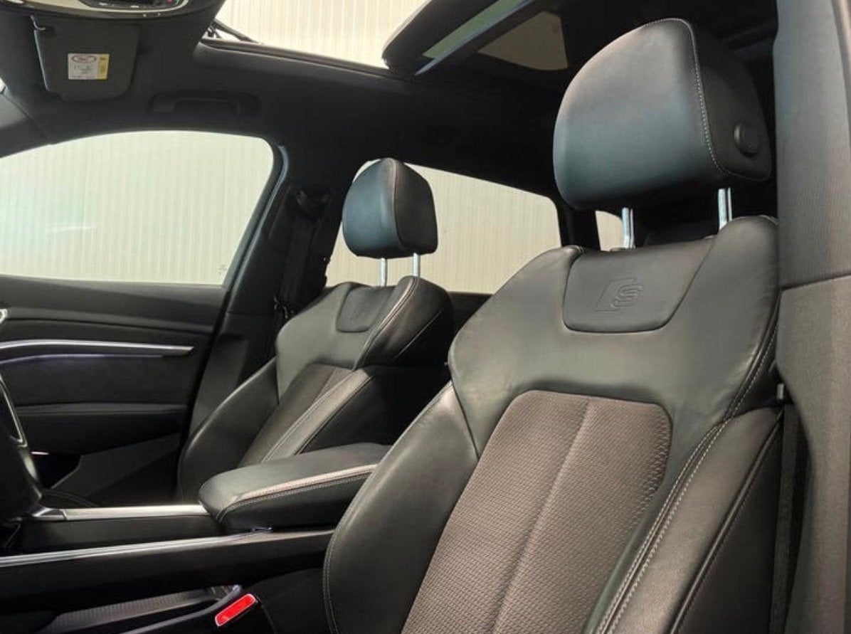 Audi e-tron 55 Quattro 360pk 2019 Grijs, Auto's, Audi, Automaat, 131 €/maand, 1800 kg, Zwart