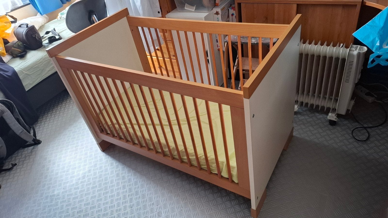 Houten ledikant met spijlen en witte panelen, Ophalen, Gebruikt, Ledikant