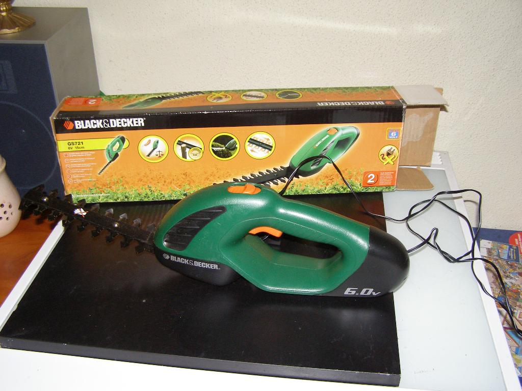 Black en Decker kleine heggeschaar, Ophalen of Verzenden, Zo goed als nieuw, Accu