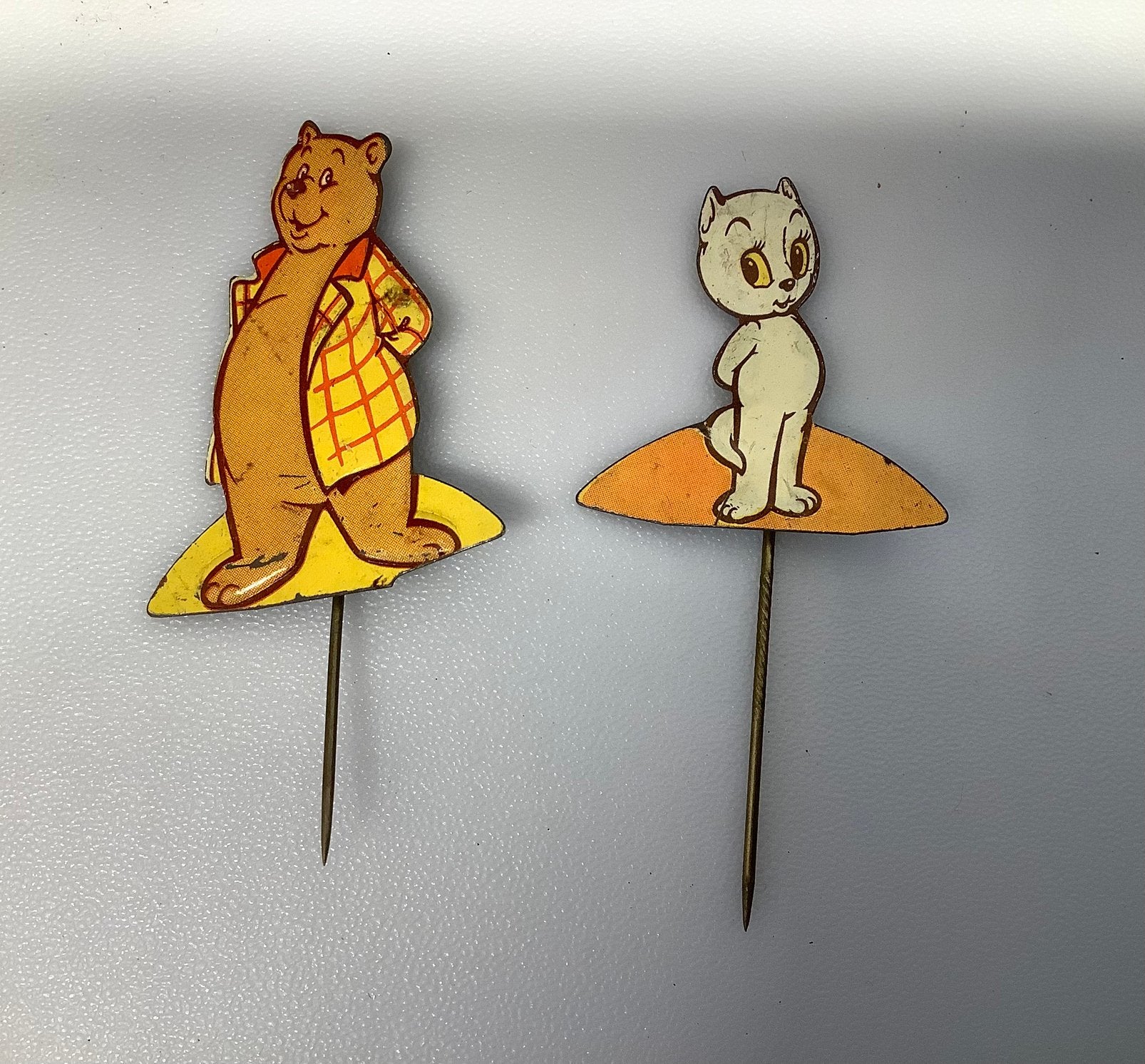 Vintage Speldjes: Oliver B.Bommel en Tom Poes., Ophalen of Verzenden, Gebruikt, Figuurtje, Speldje of Pin