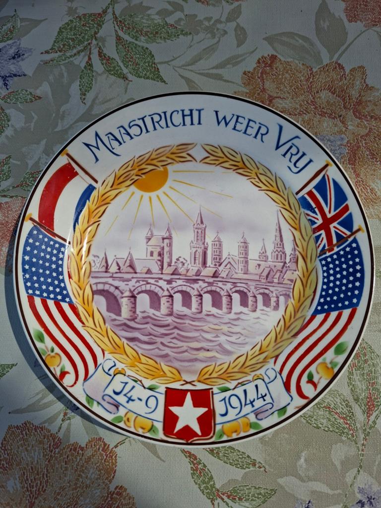 Herdenkingsbord Maastricht Weer Vrij 1944, Antiek en Kunst, Antiek | Wandborden en Tegels, Ophalen of Verzenden