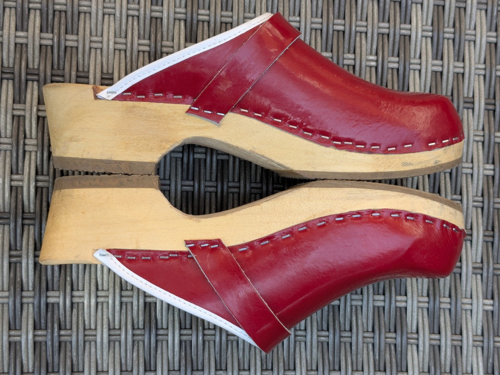 🌻NIEUWE echt leren rode klompen met antislip & houten zolen, Kleding | Dames, Ophalen, Overige typen, Nieuw, SIMSON
