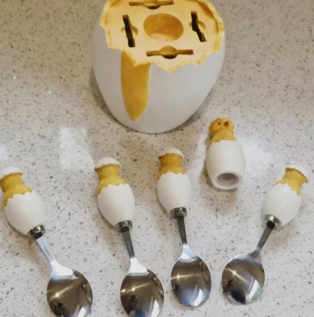 Vintage bestekset kuikentjes in ei - 5 lepeltjes zoutstroier, Ophalen of Verzenden, Zo goed als nieuw, Overige materialen