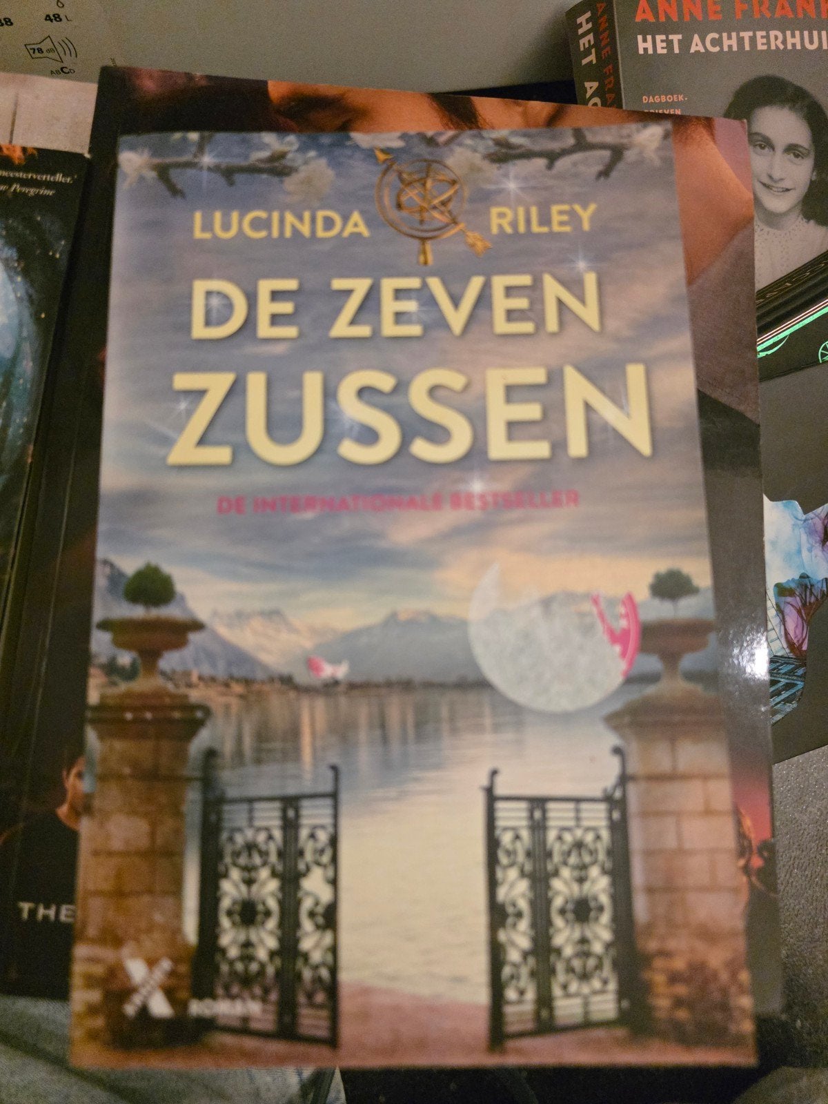 De Zeven Zussen - Lucinda Riley (Internationale Bestseller), Boeken, Ophalen of Verzenden, Zo goed als nieuw, Lucinda Riley, Nederland