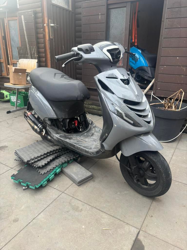 Zip 70cc met wok, Fietsen en Brommers, Scooters | Piaggio, Ophalen, Zo goed als nieuw, Tweetakt, Zip