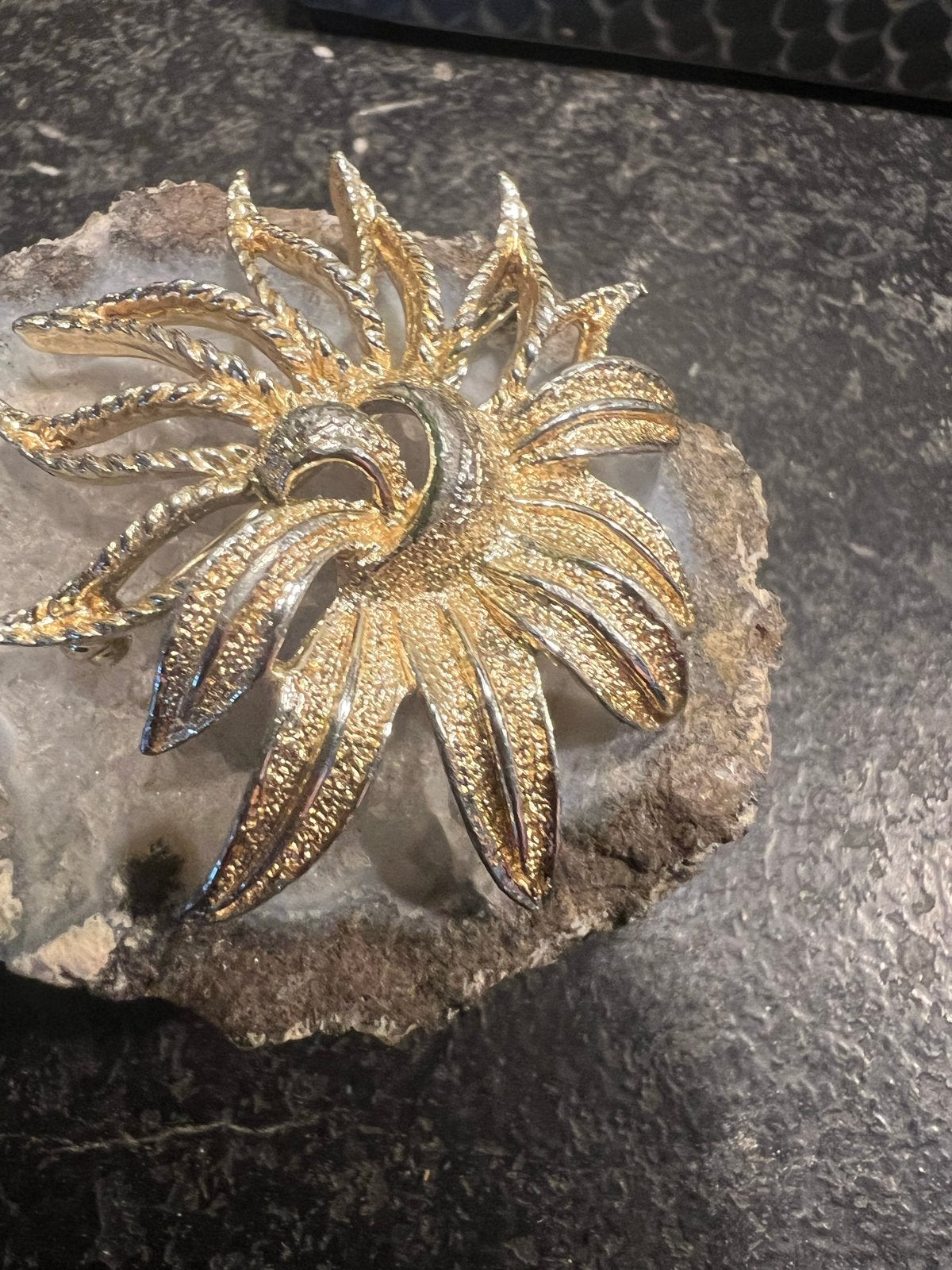Vintage Gouden Broche in Zonnebloem Design, Overige materialen, 4 tot 7 cm, Ophalen of Verzenden, Zo goed als nieuw