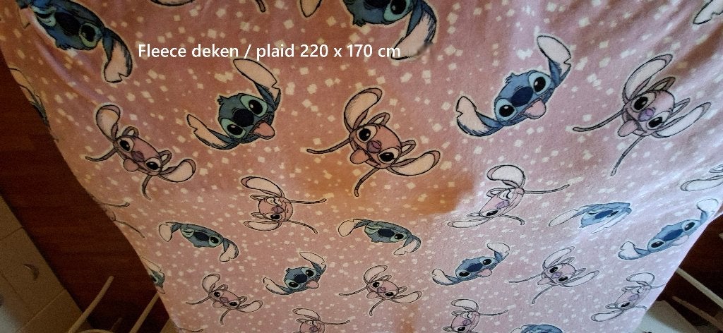 DISNEY STITCH & ANGEL Roze Fleece deken / plaid 220 x 170 cm, Verzamelen, Ophalen of Verzenden, Overige figuren, Zo goed als nieuw