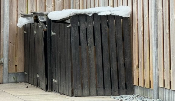 Zwart hout van ombouw afvalbakken, Ophalen, 1 tot 2 meter, Minder dan 3 meter, Zo goed als nieuw
