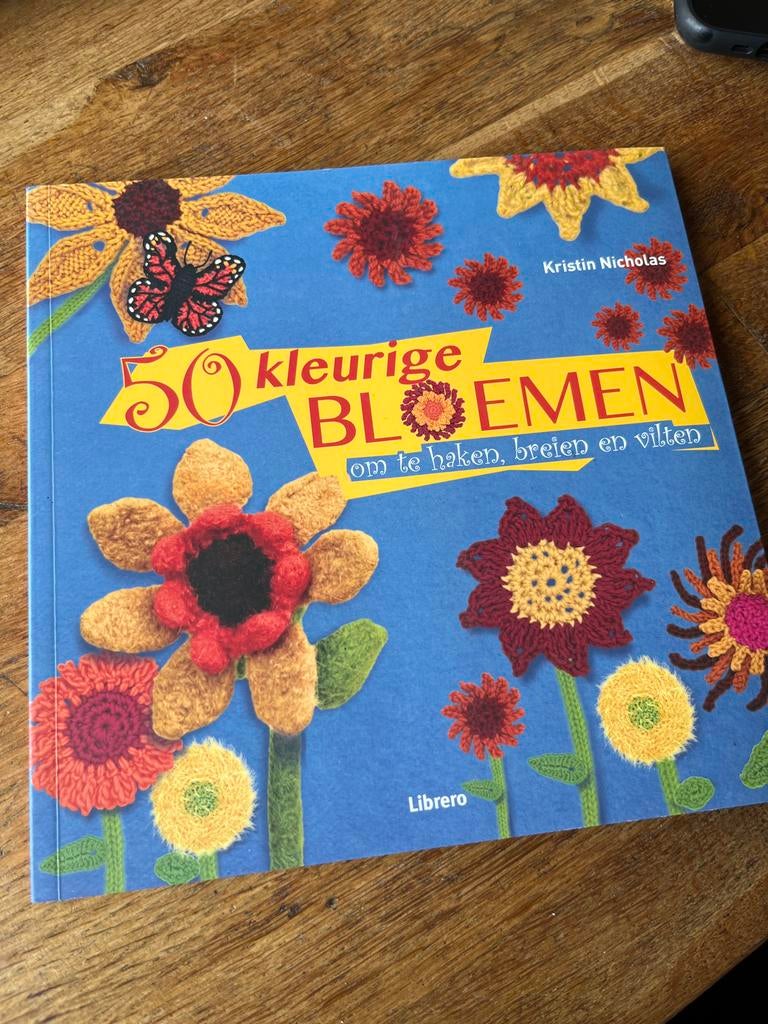 50 Kleurige Bloemen om te haken, breien en vilten boek, Ophalen of Verzenden, Gebruikt, Breien of Haken, Patroon of Boek