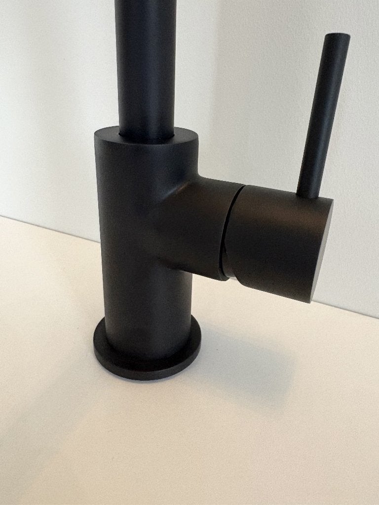 Nieuwe luxe wastafelkraan hoog | Gebogen uitloop | Mat zwart, Info@regn.nl, Vreebergen 5, 9403 ET Assen, Regn, Nieuw